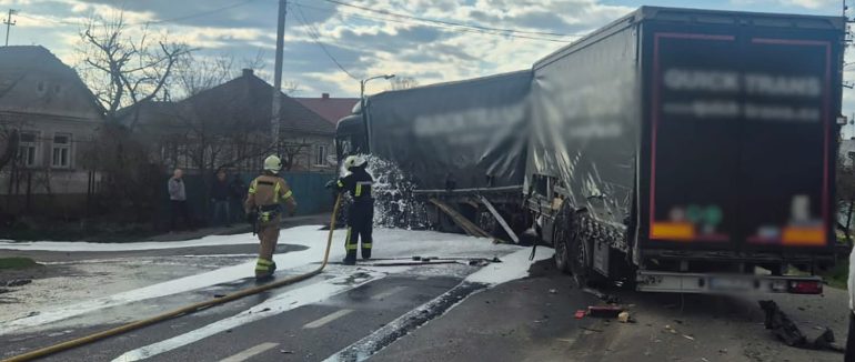 Рятувальники опублікували фото смертельної аварії у Ракошині