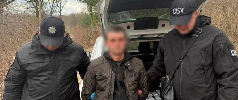 На Мукачівщині поліція затримала торговця зброєю: з незаконного обігу вилучено автомат Калашникова та бойові гранати