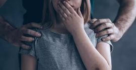 Закарпатку, яка била доньку і змушувала її жебракувати, увʼязнили на 5 років