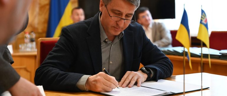 Синергія влади, освіти і бізнесу заради майбутнього закарпатської молоді і розвитку краю: в ОВА підписали тристоронні меморандуми про співпрацю