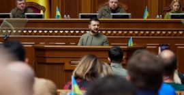 Зеленський прокоментував кризу у Верховній Раді: депутати мають працювати або йти служити