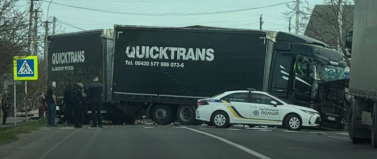 У Ракошині легковик затисло між двома фурами: одна людина загинула, ще одна тяжко травмована.