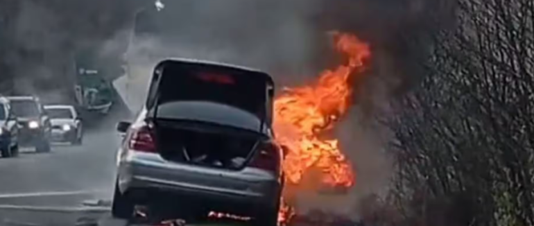 На Мукачівщині під час руху загорівся легковик