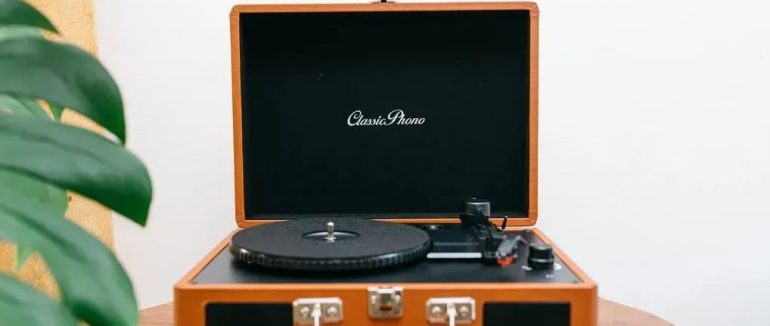 Програвач вінілових платівок: чому він знову став символом справжнього звучання
