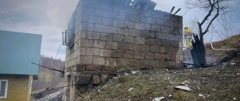 Вогнеборці Тячівщини ліквідували загорання надвірної споруди