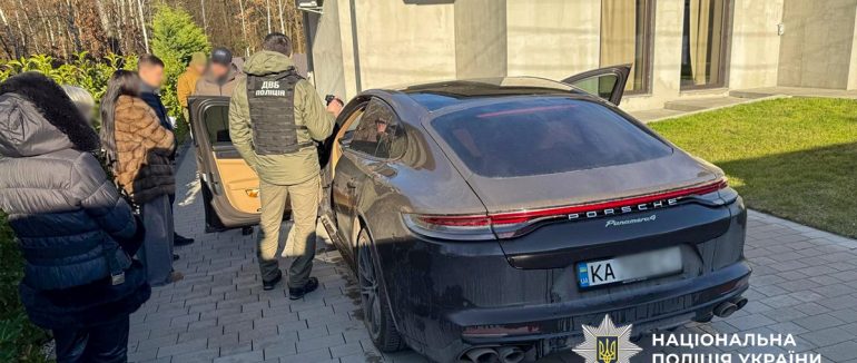 Інсценував власну смерть – на Закарпатті ДБР затримало ключового співучасника міжнародної кіберзлочинної групи та ще двох спільників