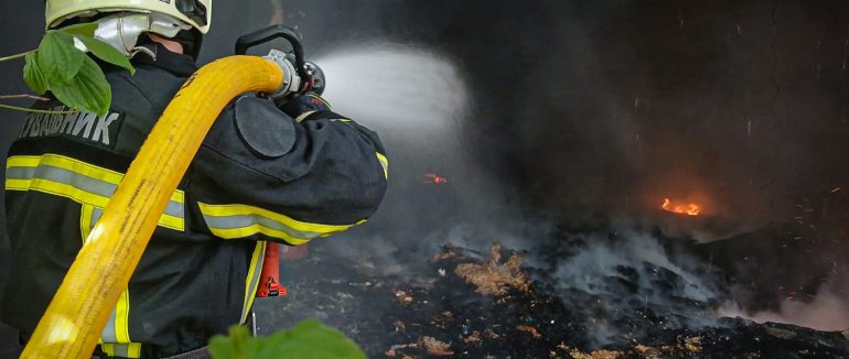 У Виноградові рятувальники ліквідували пожежу в закинутій будівлі