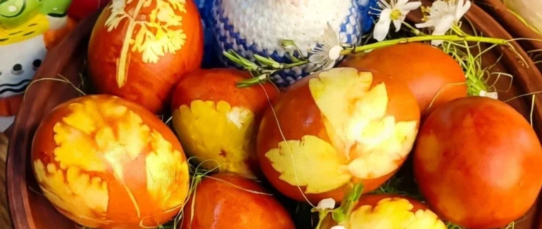 Як зробити природний візерунок без хімії за допомогою цибулевого лушпиння — Великодні крашанки