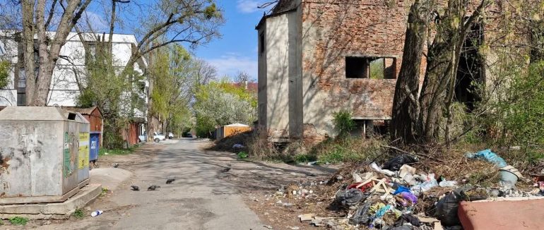 Антисанітарія біля дитсадка: ужгородці скаржаться на критичну ситуацію з вивозом сміття