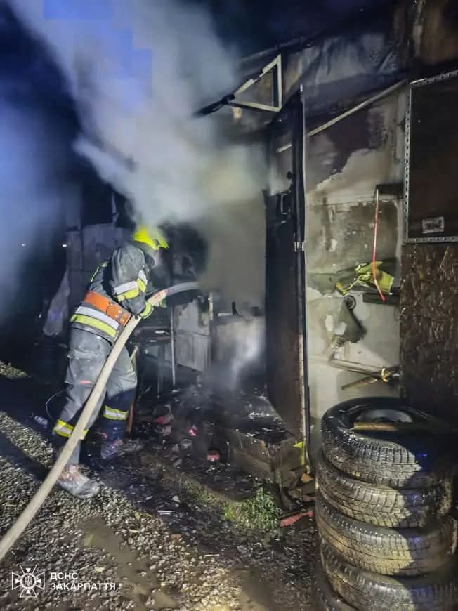 На Ужгородщині ліквідували пожежу в господарській споруді