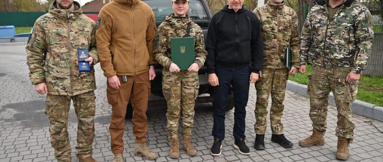 Закарпатських патрульних, які служать на передовій, відзначили нагородами та підтримали технікою