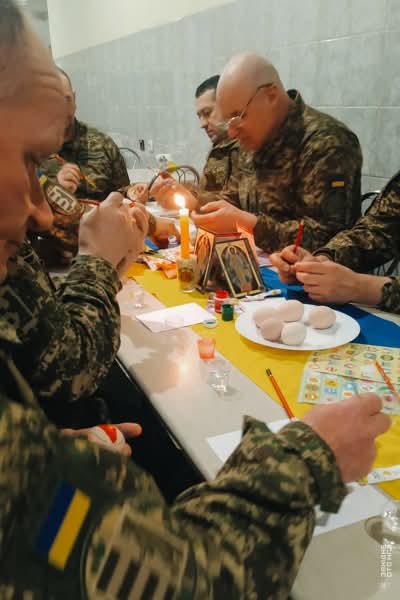 Разом до Великодня: гвардійці та школярі створювали писанки на Закарпатті