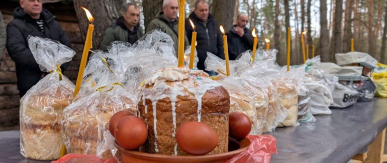 Закарпатці на передовій помолилися та освятили великодні паски