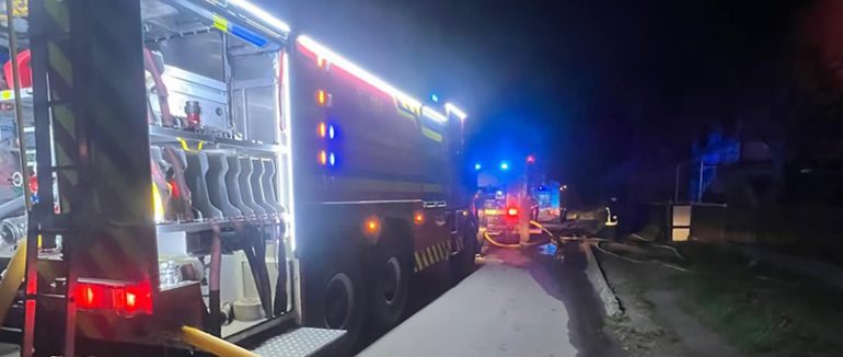 В Ужгороді сталася масштабна пожежа: рятувальники врятували чоловіка з даху будинку