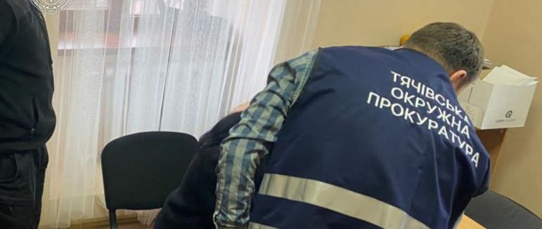 На Тячівщині судитимуть керівництво ліцею та «псевдовикладачів» за схему з фіктивним бронюванням