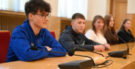 Школярі з Тячівщини побували в обласній раді та дізналися, як працює регіональна влада