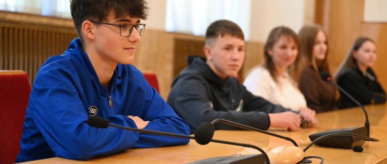Школярі з Тячівщини побували в обласній раді та дізналися, як працює регіональна влада