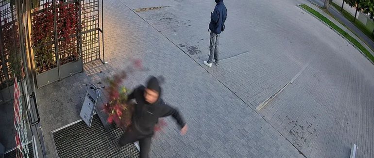 Ужгород: у Новому районі підлітки влаштували акт вандалізму біля фітнес-клубу