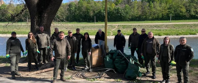 Чисте Закарпаття починається з нас: в Ужгороді прибрали берег річки Уж