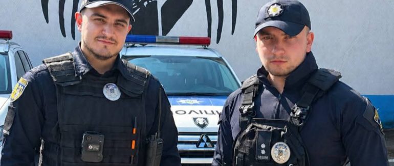 В Ужгороді патрульні врятували дівчину після спроби самогубства