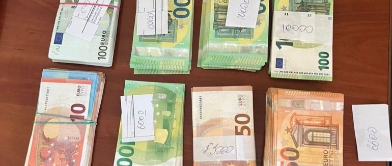 На кордоні з Угорщиною митники виявили понад 52 тисячі євро незадекларованої валюти