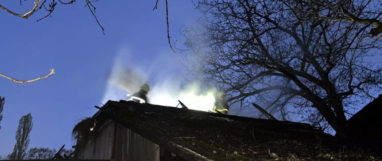 На Хустщині пожежники врятували житловий будинок під час нічної пожежі в господарській споруді