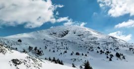 Попри весну, у Карпатах – сніг, обледенілі схили і лавинна небезпека