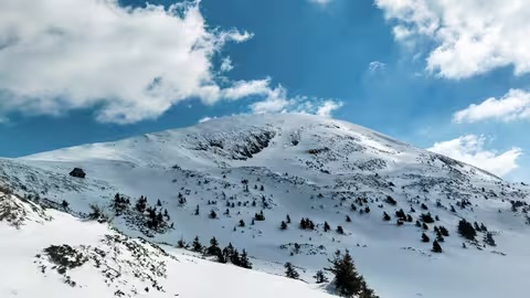 Попри весну, у Карпатах – сніг, обледенілі схили і лавинна небезпека