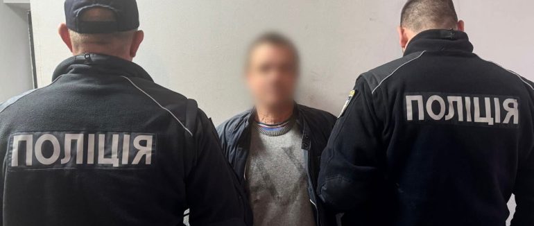 У Рахові поліція затримала сімейного кривдника, який сокирою погрожував правоохоронцям