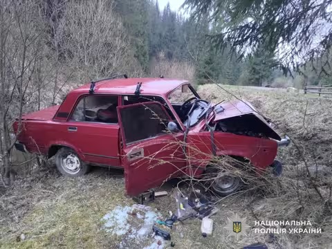 Поблизу Міжгірʼя 17-річний юнак на ВАЗ врізався у дерево: шестеро травмованих