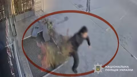 В Ужгороді розшукали 20-річного хулігана, який розтрощив фасад спортклубу