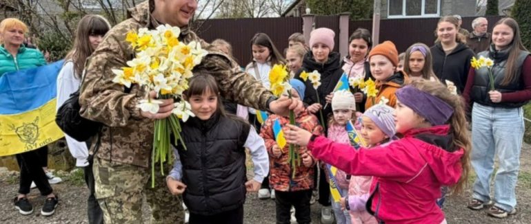 На Закарпатті зустріли звільненого з полону захисника Миколу Гудкова