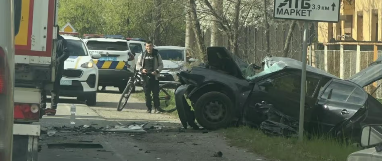 Моторошна ДТП на вʼїзді в Берегово: зіткнулися легковик та вантажівка