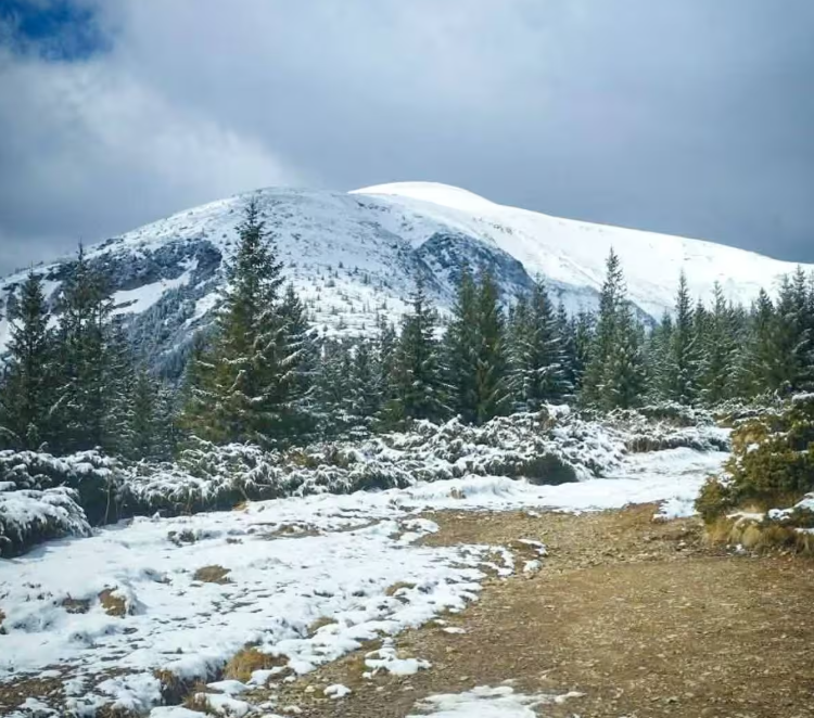 Сніг триматиметься до червня: туристів застерігають від підйому на Говерлу