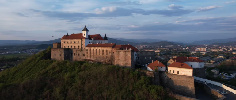 У замку Паланок презентують виставку про Литву й Україну