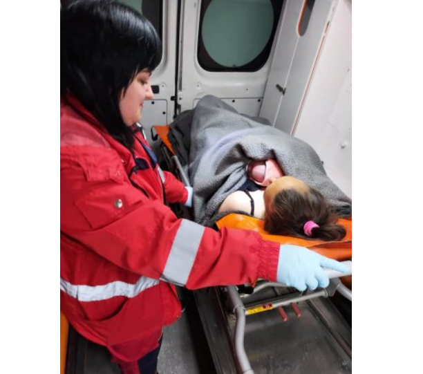 Диво в дорозі: у Хусті дитина народилася в автівці «швидкої» під час руху