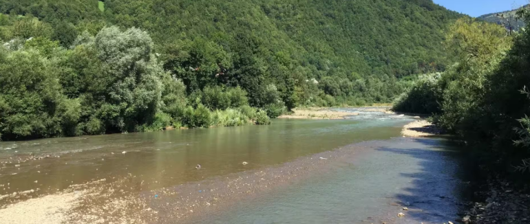 На Закарпатті в річці Тересва виявили тіло чоловіка