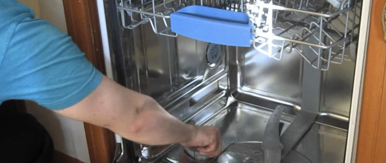 Чому посудомийка залишає розводи: роль солі і засобів