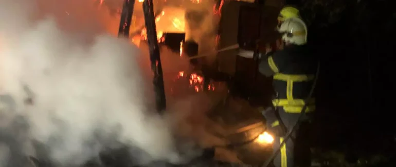 На Хустщині рятувальники ліквідували пожежу в надвірній споруді