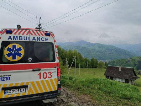 Рятувальна операція у гірських джунглях: Медики пішки проривалися крізь хащі, щоб врятувати туристку