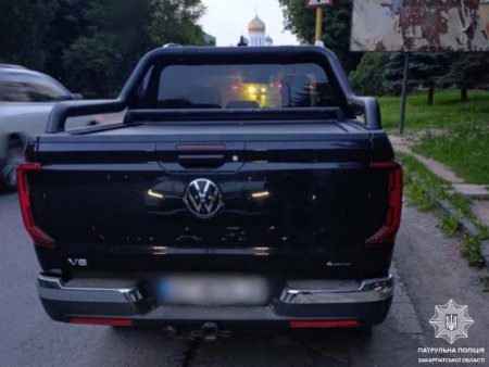 Летів на швидкості і ледь тримався на ногах: в Ужгороді затримали водія, у якого «зашкалював» драгер