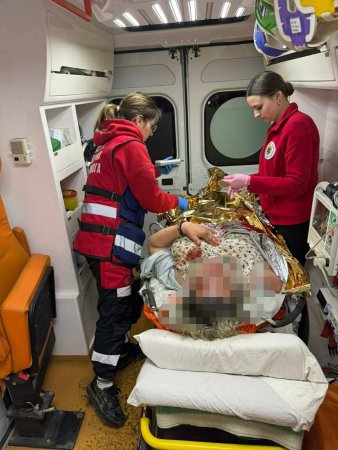 Нічна ДТП на Рахівщині: медики екстрено рятували жінку за допомогою спецобладнання