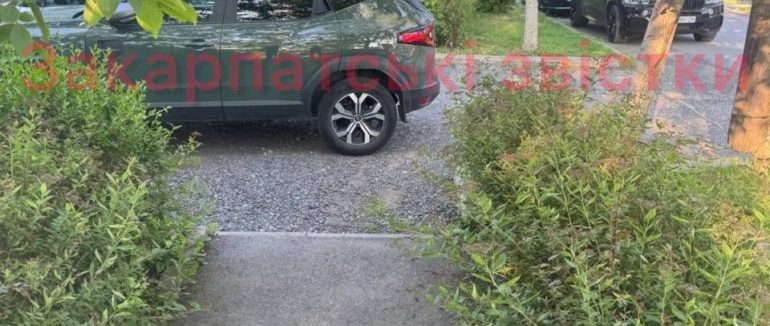 У Мукачеві водій Renault щодня паркується на пішохідній зоні біля станції ЕМД