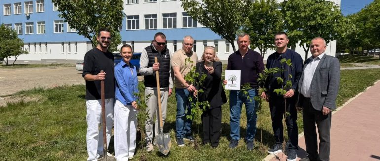 В Ужгороді долучилися до світової акції «1 мільйон дерев памʼяті та життя» — ініціатива від Представника Омбудсмана
