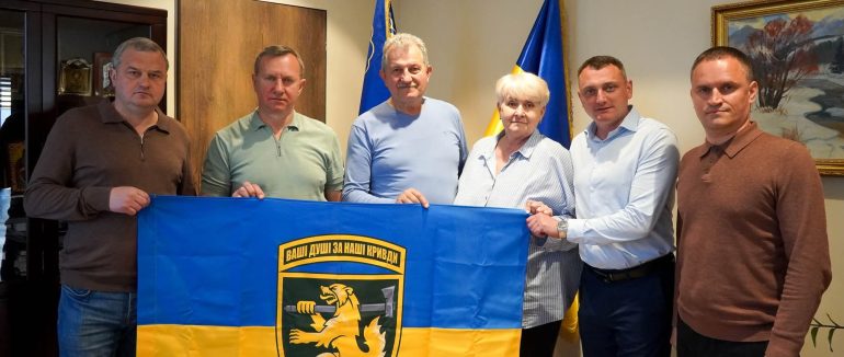 Ужгородській громаді передали прапор 68-ої окремої єгерської бригади імені Олекси Довбуша