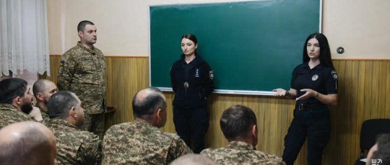 Патрульні провели профілактичне заняття для військовослужбовців 26 Закарпатського полку НГУ