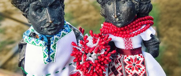 У Мукачеві «одягнули» у вишиванки міські скульптури до Дня вишиванки