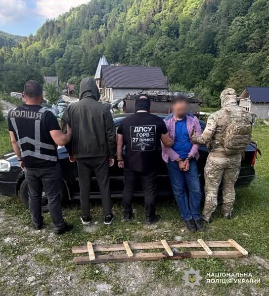 На Рахівщині затримали чоловіка, який за 10 тисяч доларів переправляв військовозобов’язаних до Румунії