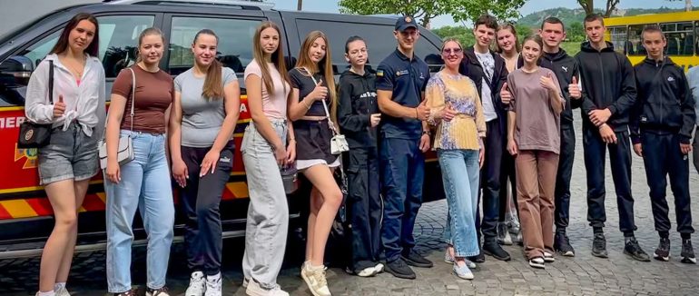 У Мукачеві рятувальники провели пізнавальний захід для гостей та майбутніх надзвичайників