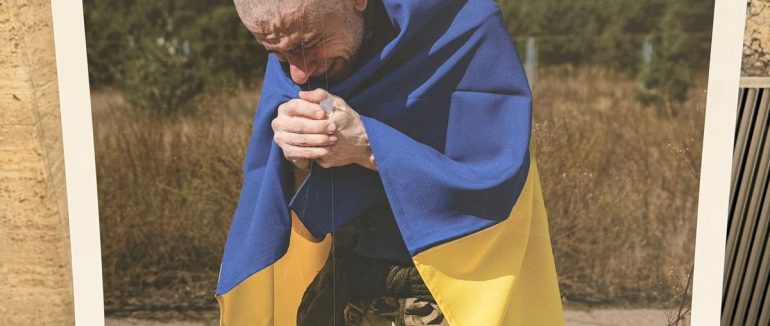 Ветеран війни та помічник Уповноваженого з прав людини у Закарпатській області Олег Орос відвідав відкриття фотовиставки «Разом заради повернення» в Ужгороді